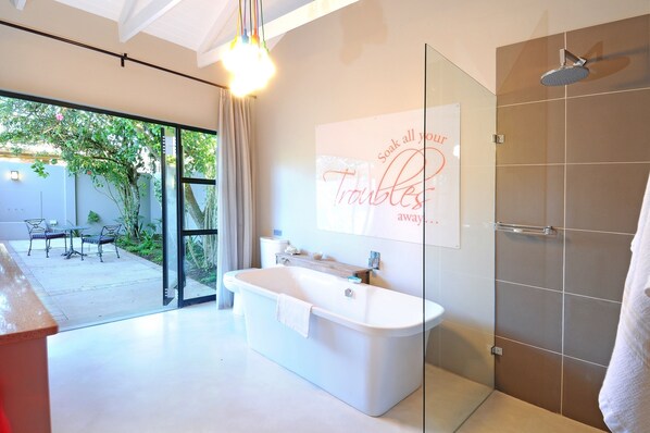 Ocean Breeze - Whole House  | Bathroom | Free toiletries, hair dryer, bathrobes, towels - Ocean Breeze (Kenton on Sea)