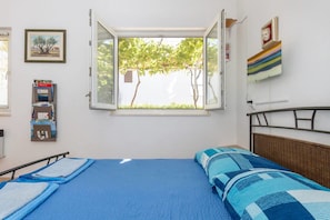 Double Room, 1 Queen Bed, Shared Bathroom, Garden View | Desk, laptop workspace, iron/ironing board, free WiFi - Hostel Oktarin (Kastela)