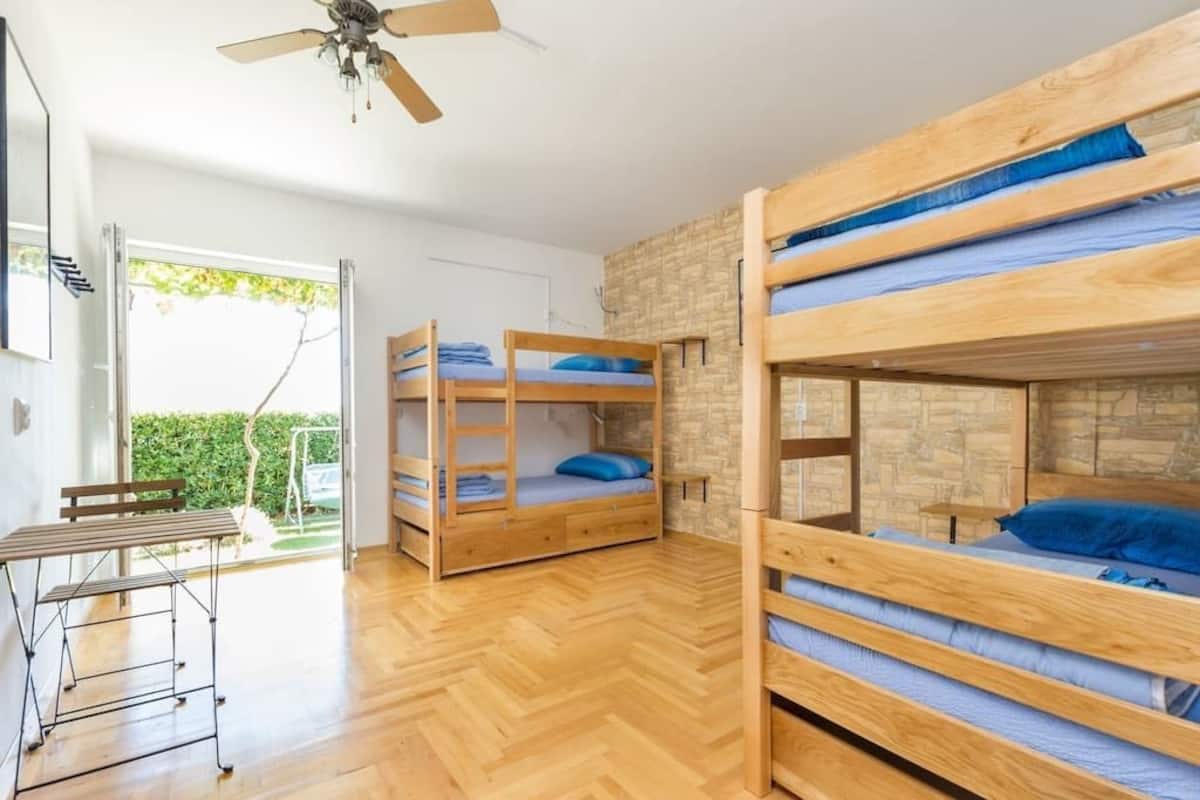 Habitación cuádruple, dormitorio mixto, baño compartido, vista al jardín | Escritorio y espacio para trabajar con laptop