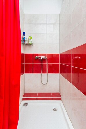 Shower, free toiletries, hair dryer, towels - Hostel Oktarin (Kastela)
