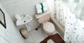 Doble | Badezimmer | Dusche, Handtücher
