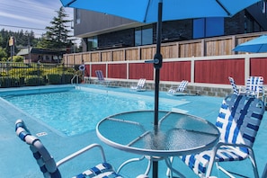 Outdoor pool - Coachman Inn (Bellingham)