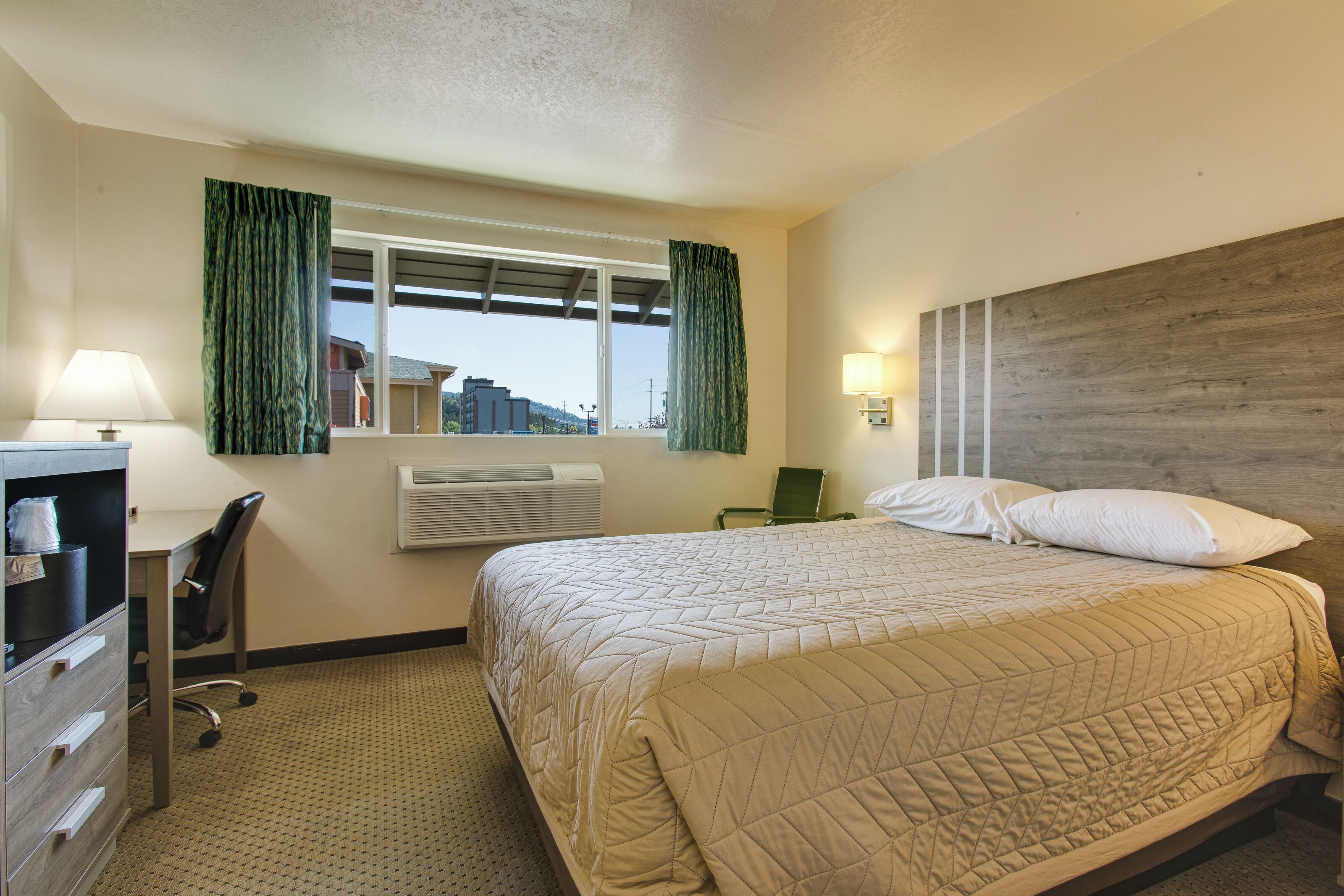 1 bedroom, desk, free wifi, bed sheets