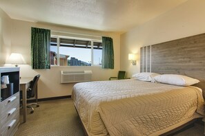 Desk, free WiFi, bed sheets - Coachman Inn (Bellingham)