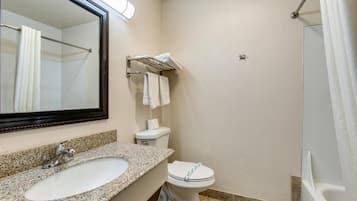 Un baño con lavamanos, inodoro y ducha.