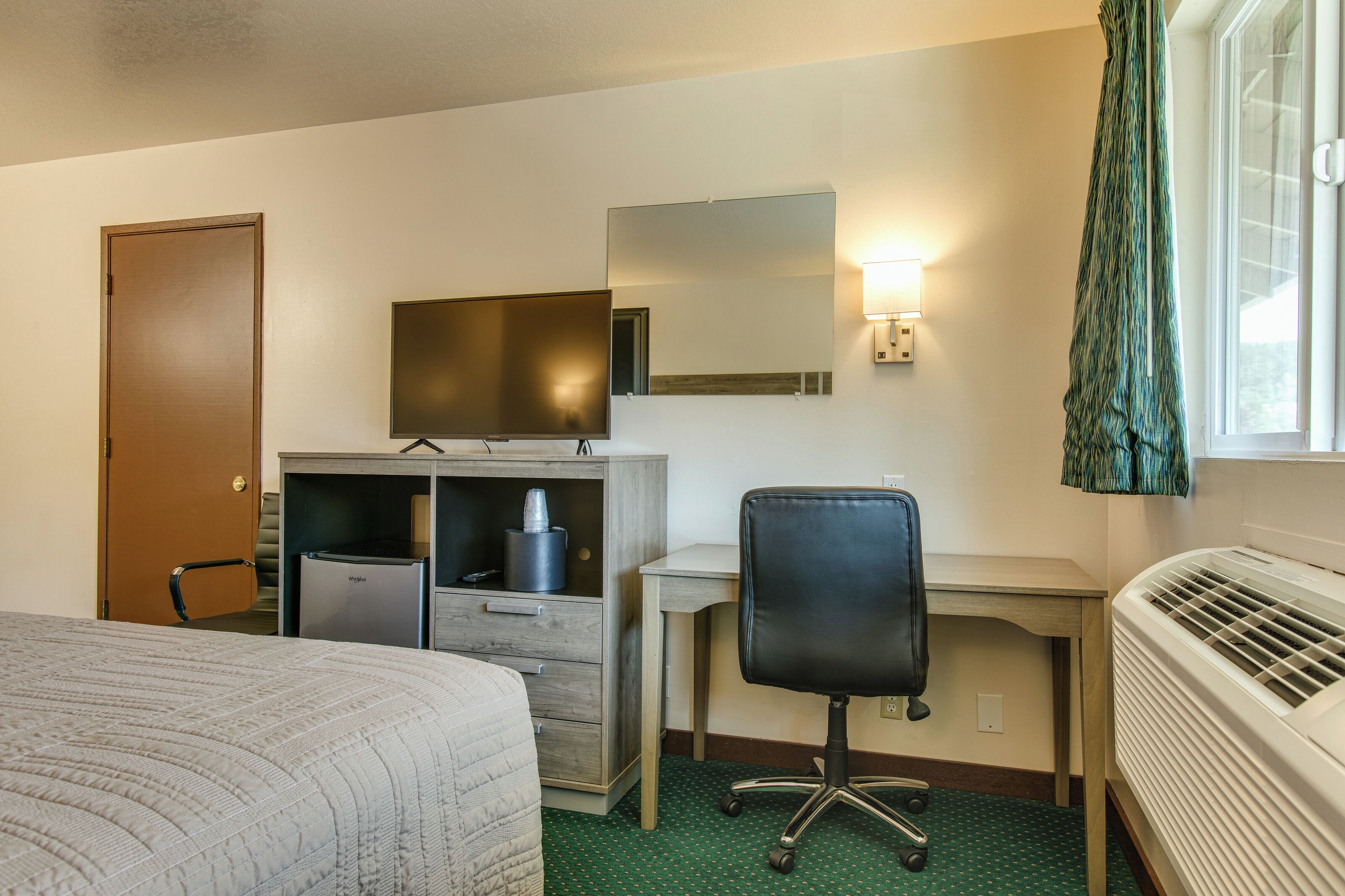 1 bedroom, desk, free wifi, bed sheets