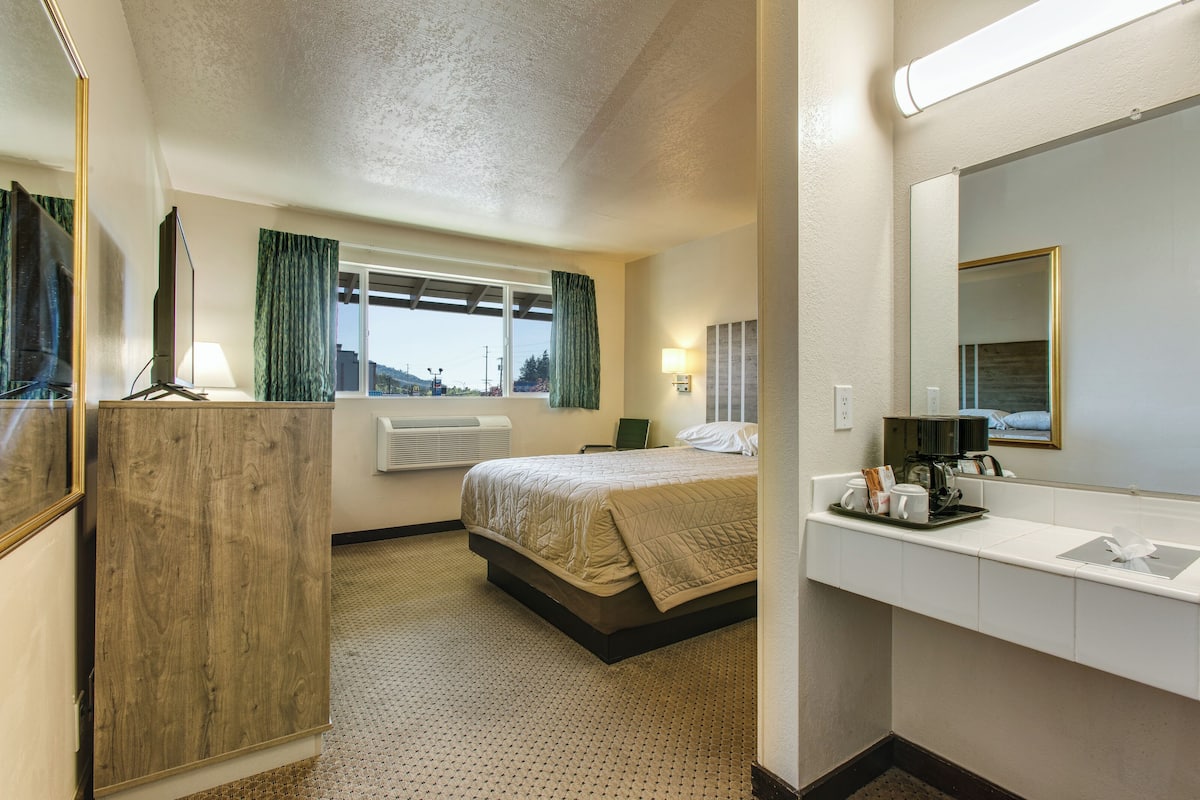 room, 1 queen bed | 1 bedroom, desk, free wifi, bed sheets