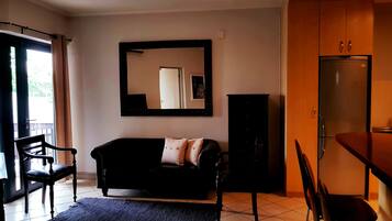 Apartamento superluxo, 2 quartos | Sala de estar | TV de tela plana