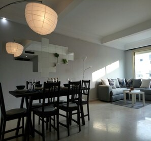 Luxury-Apartment, 2 Schlafzimmer | Wohnzimmer | 52-Zoll-Flachbildfernseher mit Satellitenempfang, Fernseher