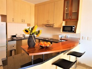 Deluxe Apartment, 1 Bedroom | Private kitchen | Fridge, microwave, oven, stovetop - 12 Simonsplein (Stellenbosch)
