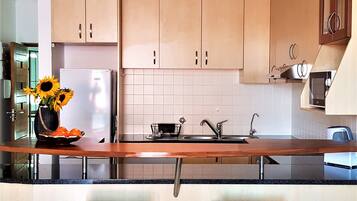 Deluxe Apartment, 1 Bedroom | Private kitchen | Fridge, microwave, oven, stovetop