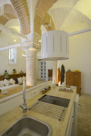 特级复式房, 1 间卧室, 一层 | 私人�厨房 | 茶具/咖啡用具、电热水壶