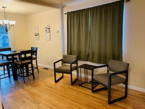 32-inch flat-screen TV with digital channels, TV, pay films - Brighton Guesthouse (Walk to Metro) (Seattle)
