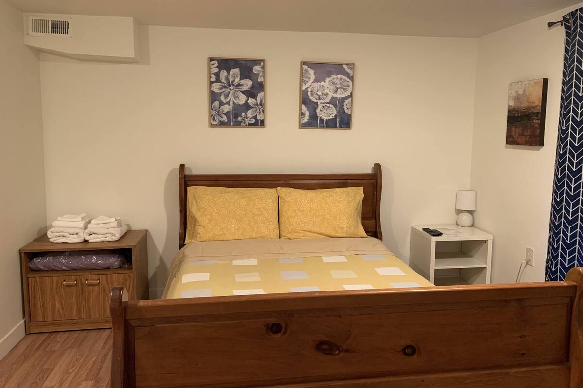 Economy Double Room, 1 Queen Bed, Shared Bathroom | 6 bedrooms, down comforters, desk, laptop workspace
