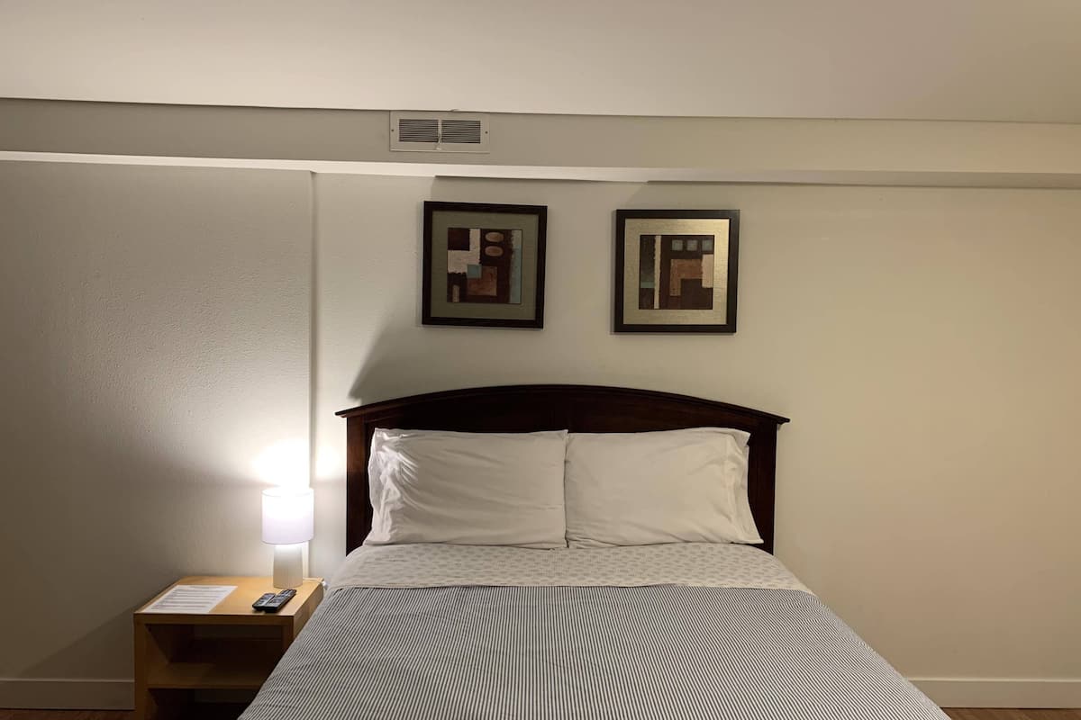 Design Room, 1 Queen Bed with Sofa bed, Shared Bathroom | 6 bedrooms, down comforters, desk, laptop workspace