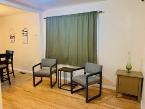 32-inch flat-screen TV with digital channels, TV, pay movies - Brighton Guesthouse (Walk to Metro) (Seattle)