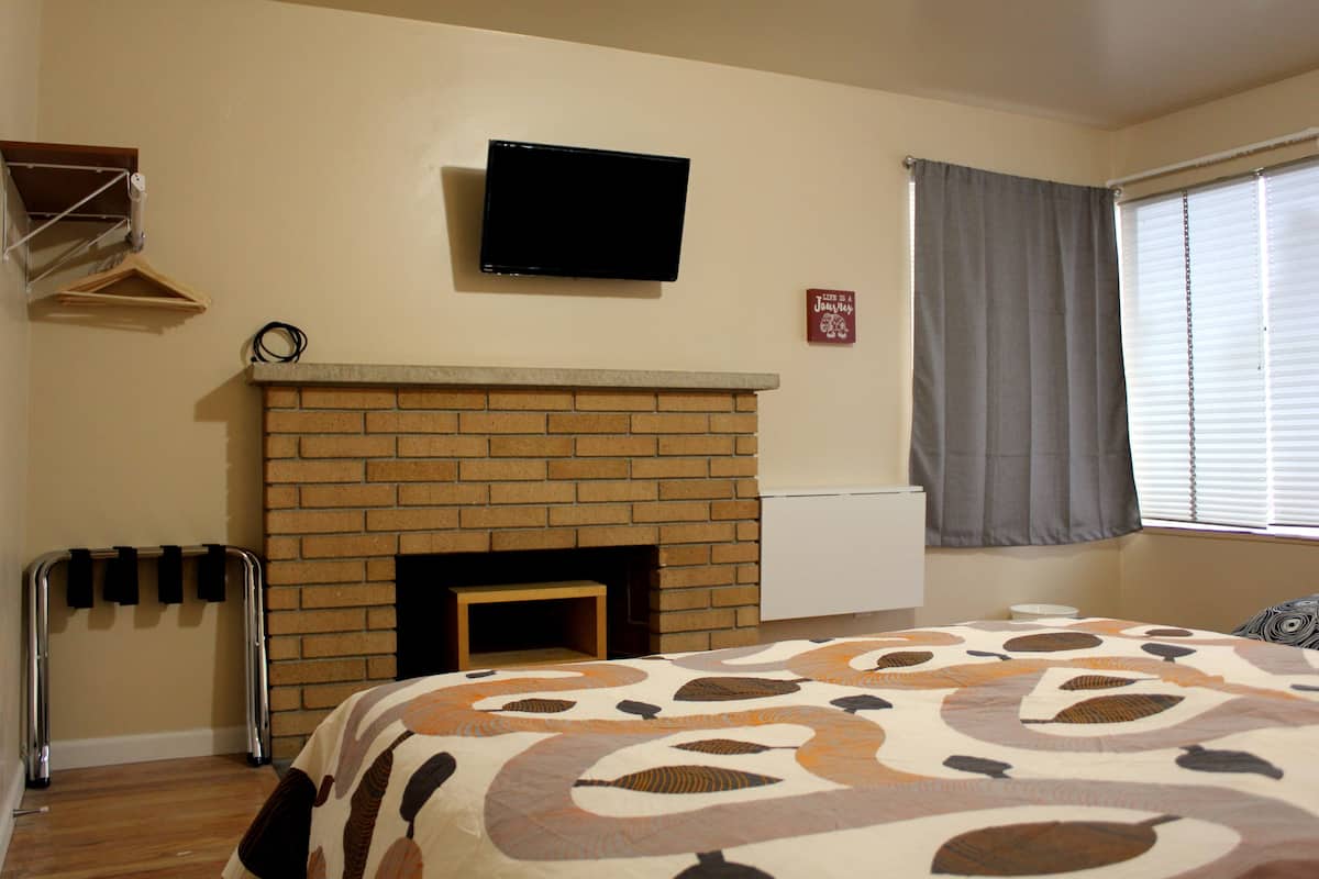 Basic Quadruple Room, 1 Queen Bed, Bathtub | Room amenity