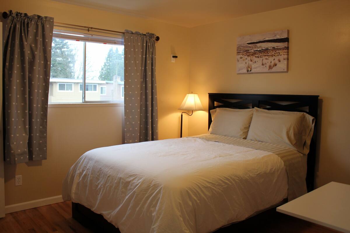 Comfort Double Room, 1 Queen Bed, Private Bathroom | 6 bedrooms, down comforters, desk, laptop workspace