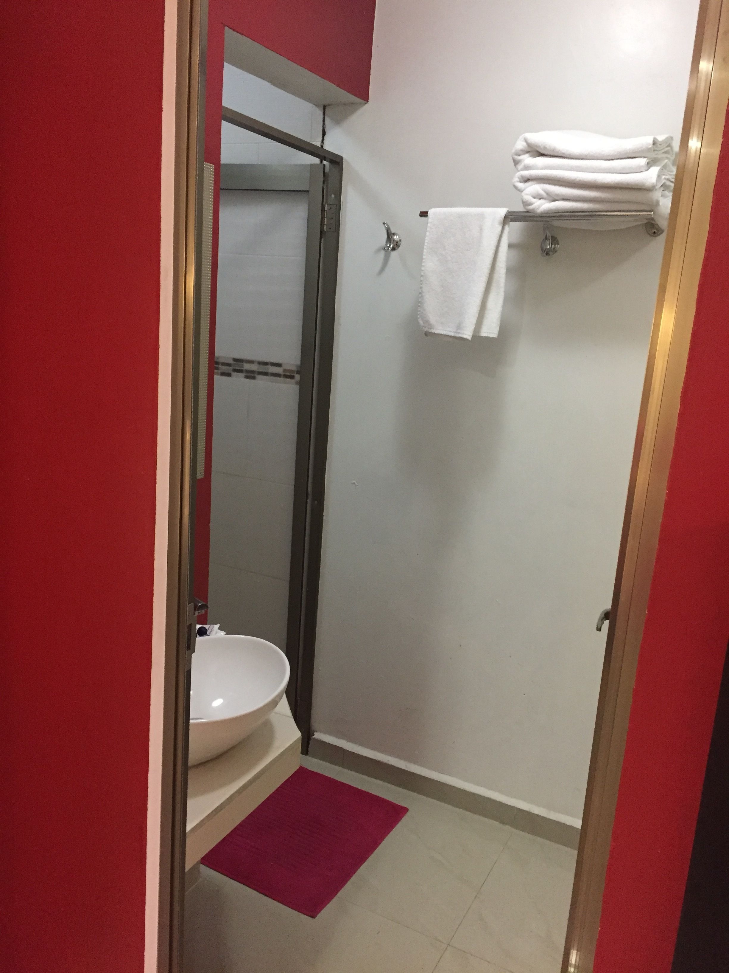 Habitación triple | Baño | Ducha, artículos de higiene personal gratuitos y toallas