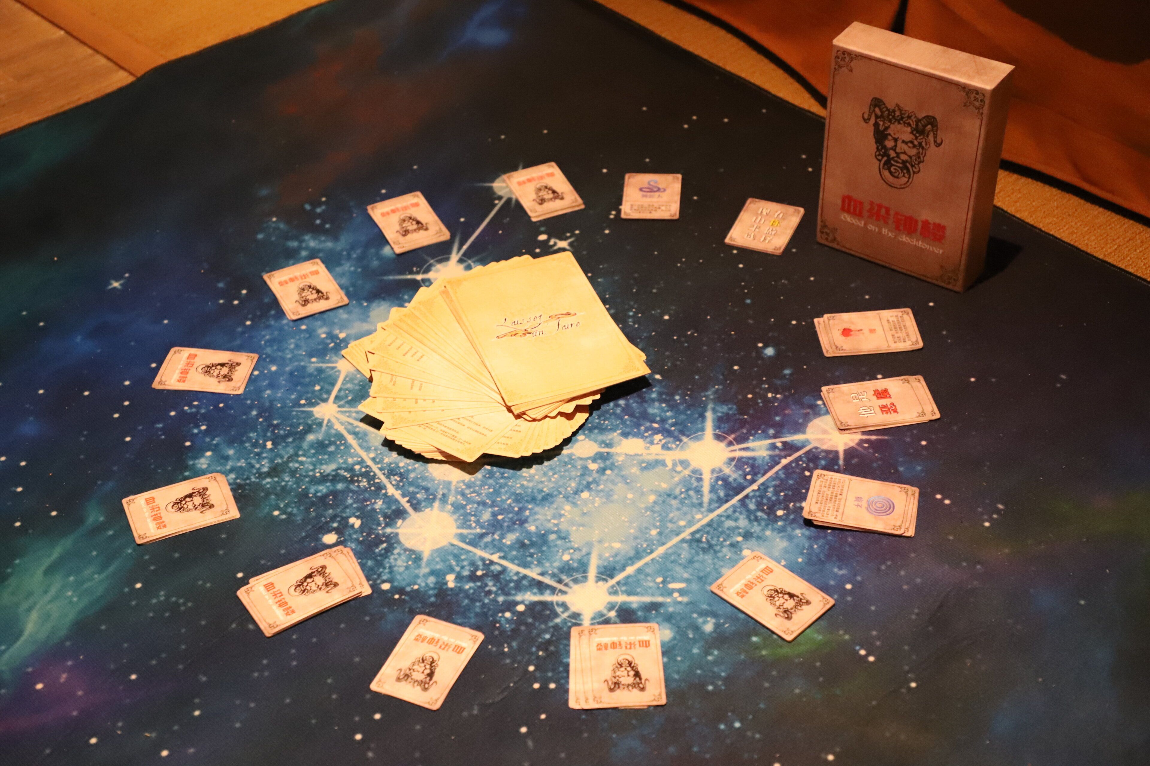 Un jeu de cartes dont les cartes sont disposées en cercle sur une surface étoilée.