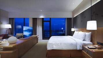 Junior Suite | Peralatan tempat tidur premium, bar mini, peti besi dalam bilik, meja
