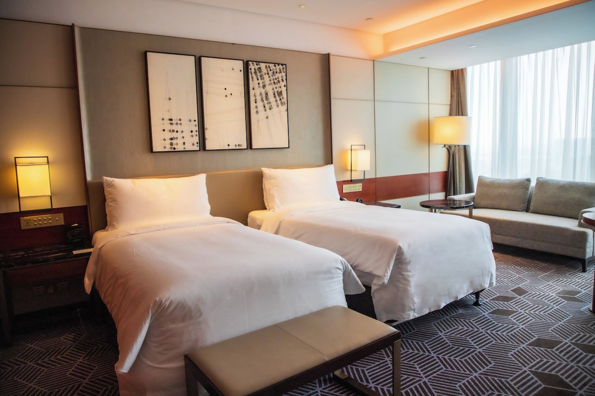 Premium Room, 2 Twin Beds, River View (Club InterContinental) | Premium bedding, down comforters, pillowtop beds, minibar