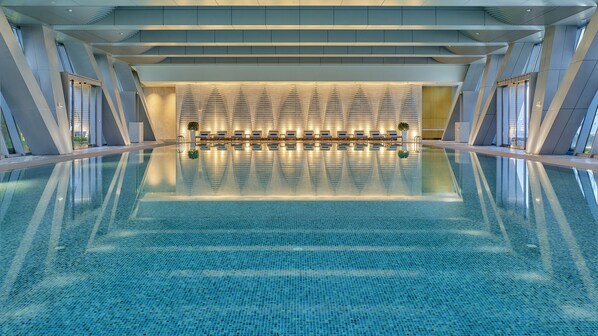 Una piscina cubierta (de 06:00 a 23:00), tumbonas