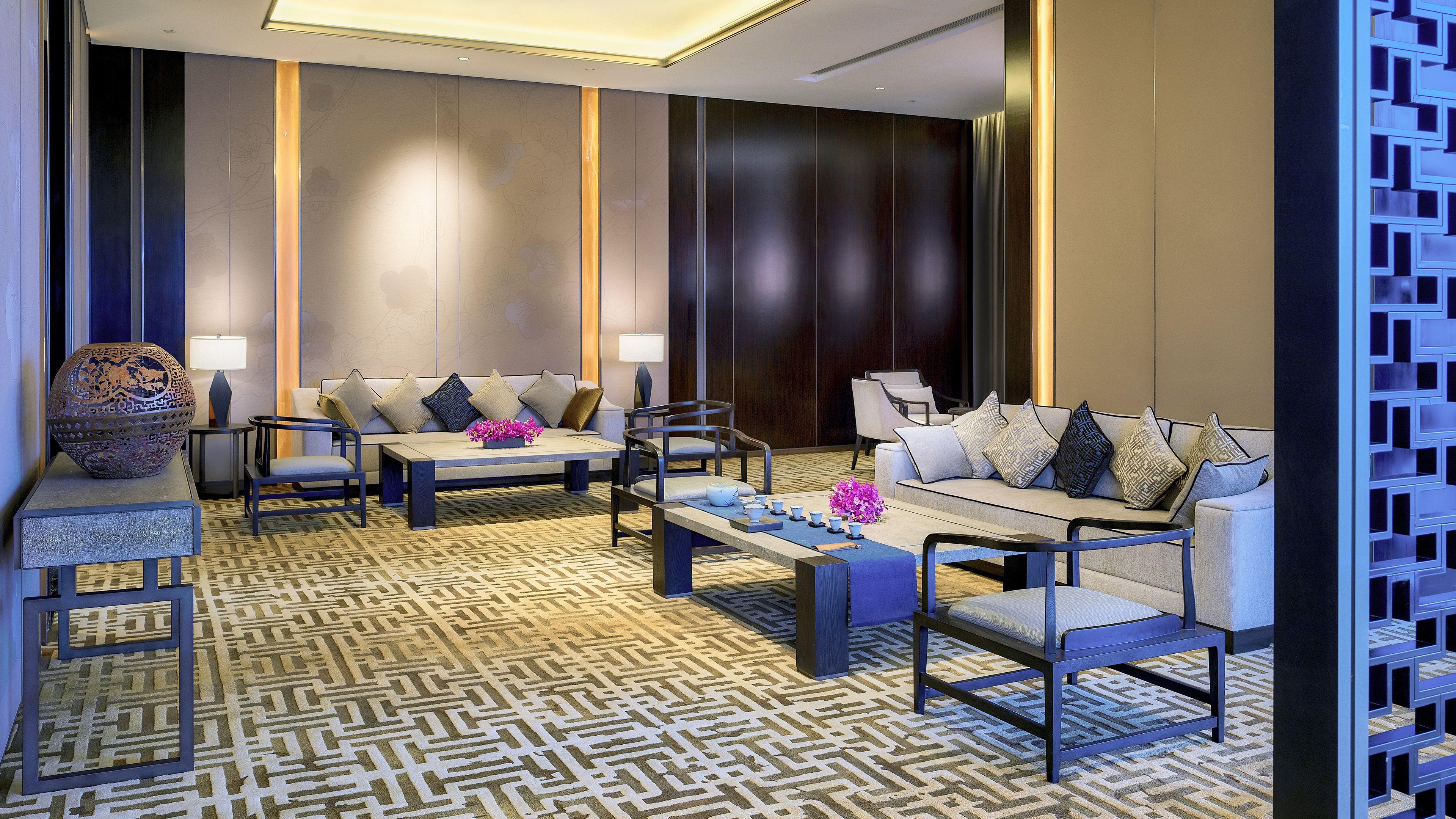 3 间餐厅，供应早餐、午餐和晚餐，美洲菜