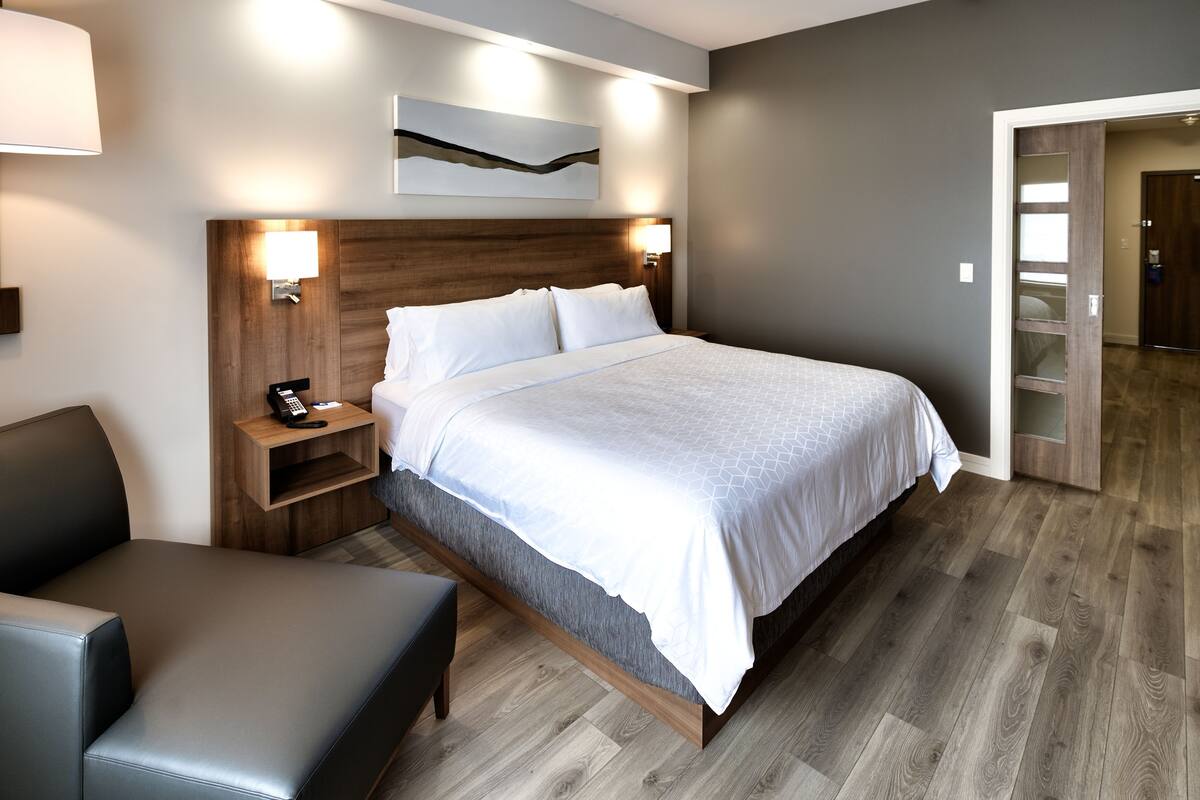 Suite empresarial, 1 cama King size | Caja de seguridad en la habitación, escritorio y cortinas blackout 