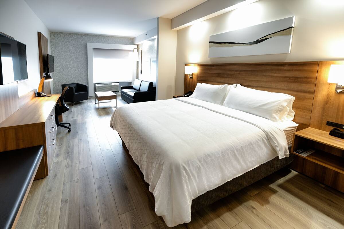Suite, 1 cama King size y sofá cama | Caja de seguridad en la habitación, escritorio y cortinas blackout 