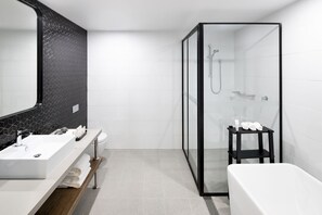 Suite, 1 chambre | Salle de bain