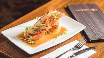 4 restaurants, breakfast served