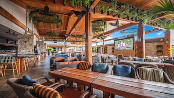 6 Bars/Lounges, Sportbar