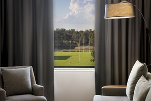 Suíte, 1 quarto | Cofres nos quartos, escrivaninha, espaço de trabalho para notebook