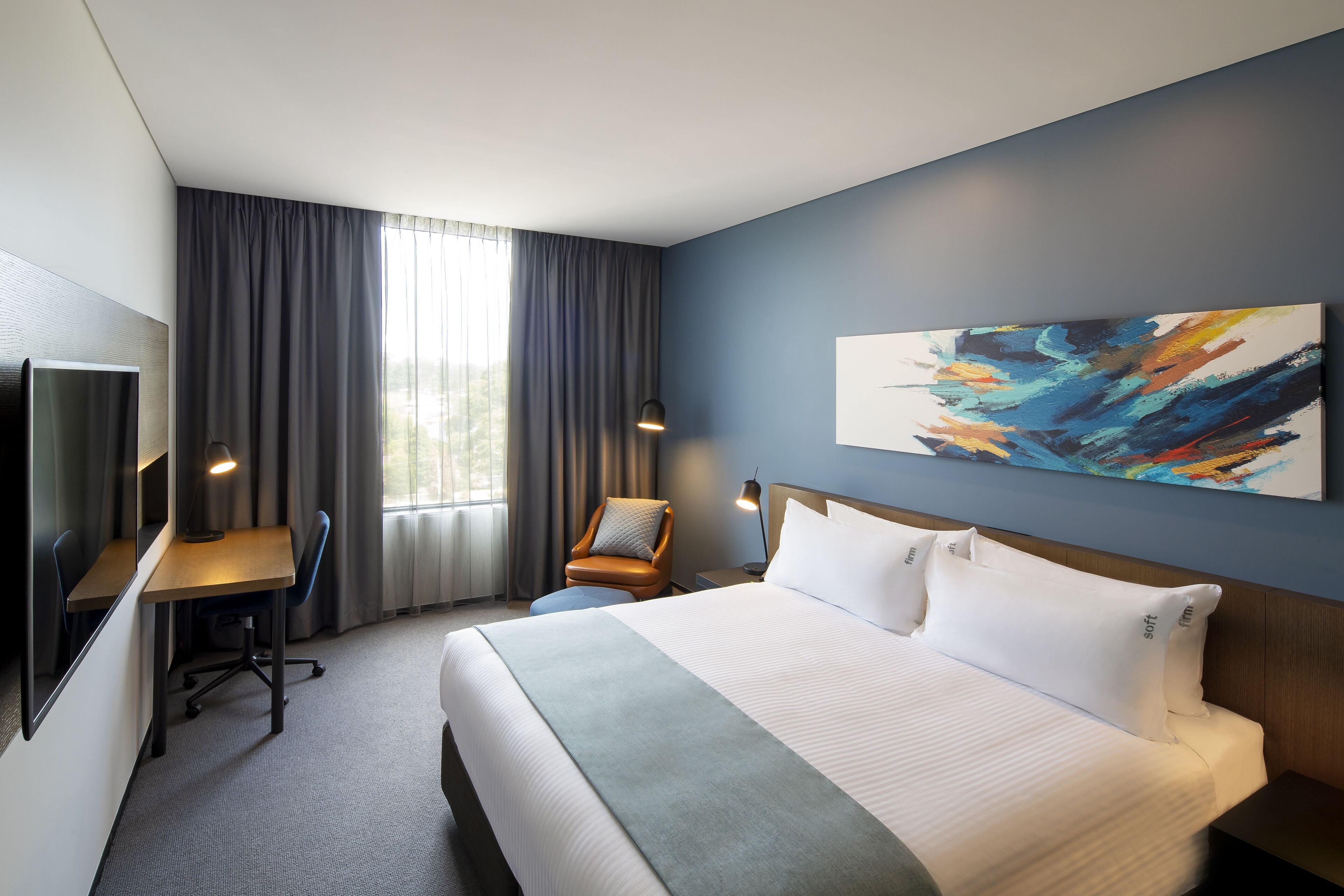 객실 내 금고, 책상, 노트북 작업 공간, 암막 커튼