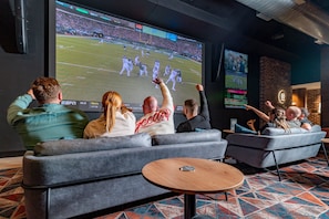 6 Bars/Lounges, Sportbar