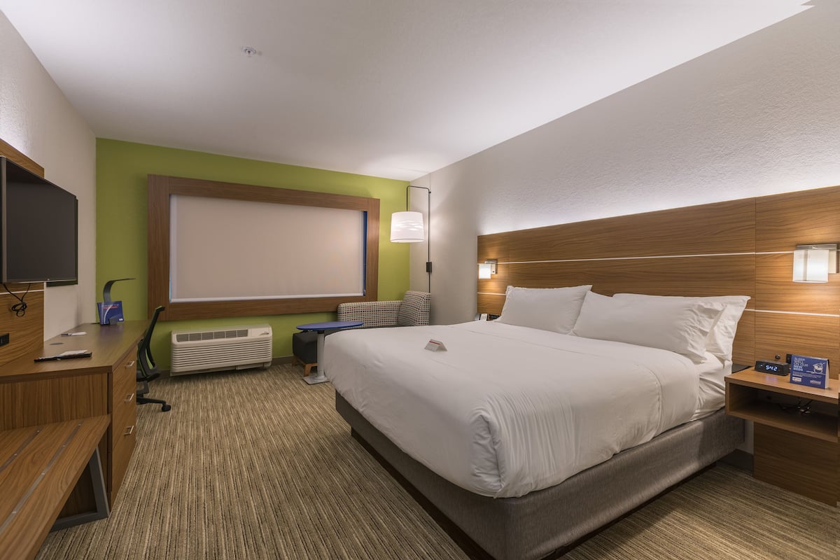 1 bedroom, premium bedding, in-room safe, desk