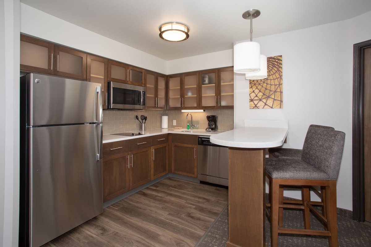 suite, 1 bedroom, accessible, kitchen (2 queen beds, communication) | 1 bedroom, desk, iron/ironing board, free cots/infant beds