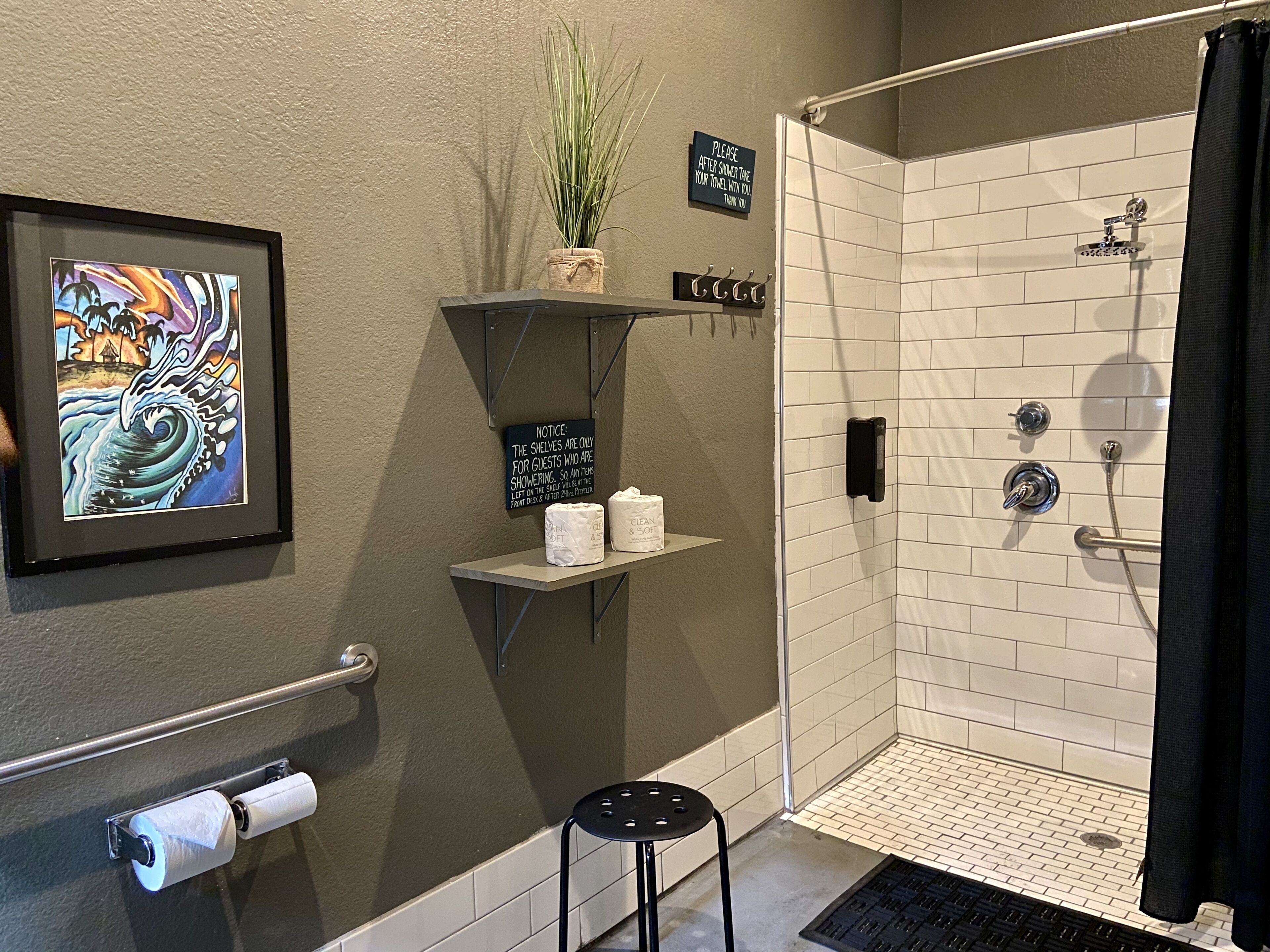 Gemeinsamer Deluxe-Schlafsaal, Gemischter Schlafsaal, eigenes Bad (Ocean Beach Dorm; 8 Bed Dorm) | Badezimmer | Dusche, Haartrockner, Handtücher, Seife