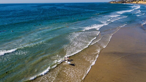 A beach with clear blue water and a sandy shore. - California Dreams Hostel - Pacific Beach (San Diego)