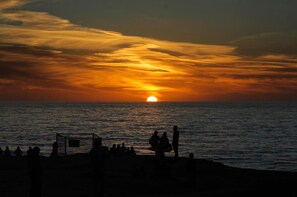 Ubicación cercana a la playa, arena blanca y sombrillas