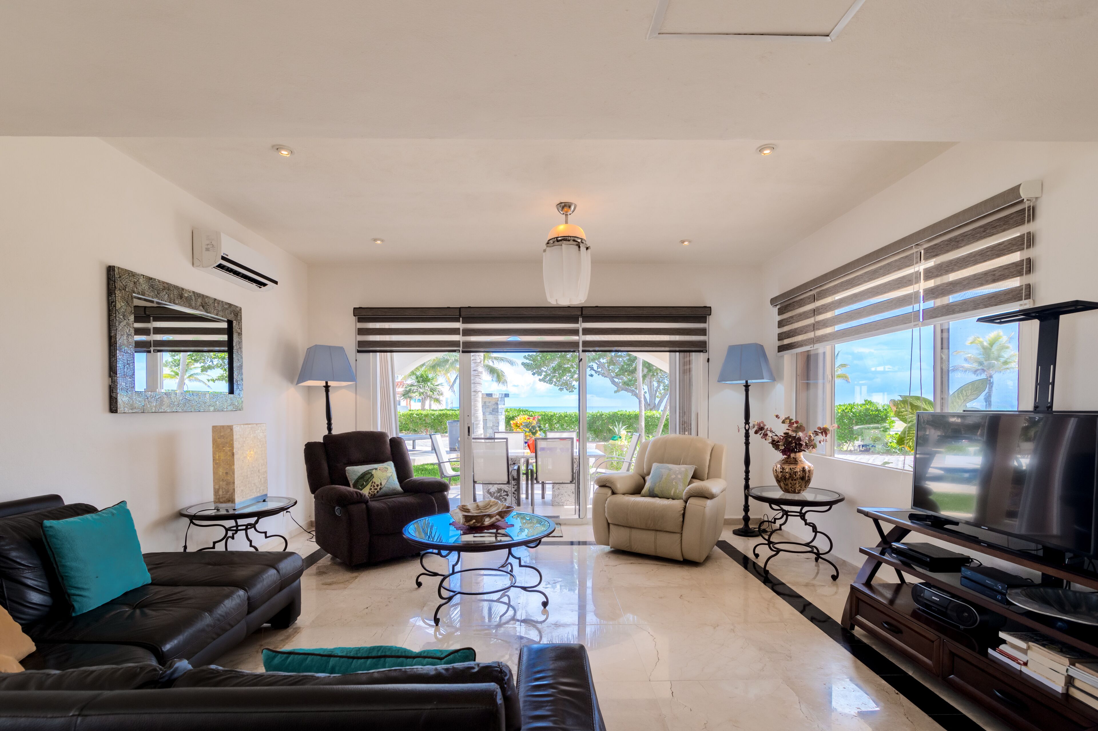 Casa exclusiva, 4 habitaciones | Área de sala de estar | Televisión de pantalla plana y reproductor de DVD 