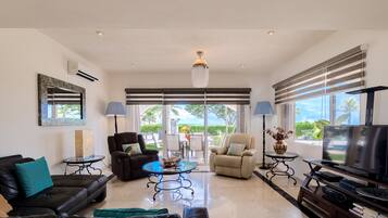 Casa exclusiva, 4 habitaciones | Área de sala de estar | Televisión de pantalla plana y reproductor de DVD