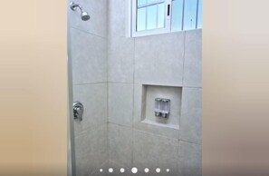 Apartamento exclusivo, 2 quartos | Banheiro | Chuveiro, chuveiro com efeito de chuva, produtos de toalete grátis 