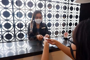 Lobby - News Front One Hotel Surabaya (Sidoarjo)