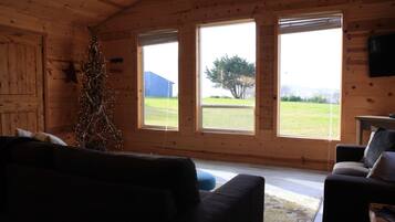 Hytte – panorama, 2 soverom, tilgjengelighetstilpasset (Diff Location-4819 Old State Rd West) | Oppholdsområde | Flatskjerm-TV