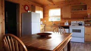 Baita panoramica, 2 camere da letto, accessibile ai disabili (Diff Location-4819 Old State Rd West) | Cucina privata | Frigorifero, microonde, macchina per tè/caffè