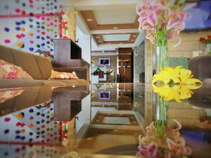 45-inch flat-screen TV with cable channels, TV - San Francisco Cusco Hotel (Cusco)