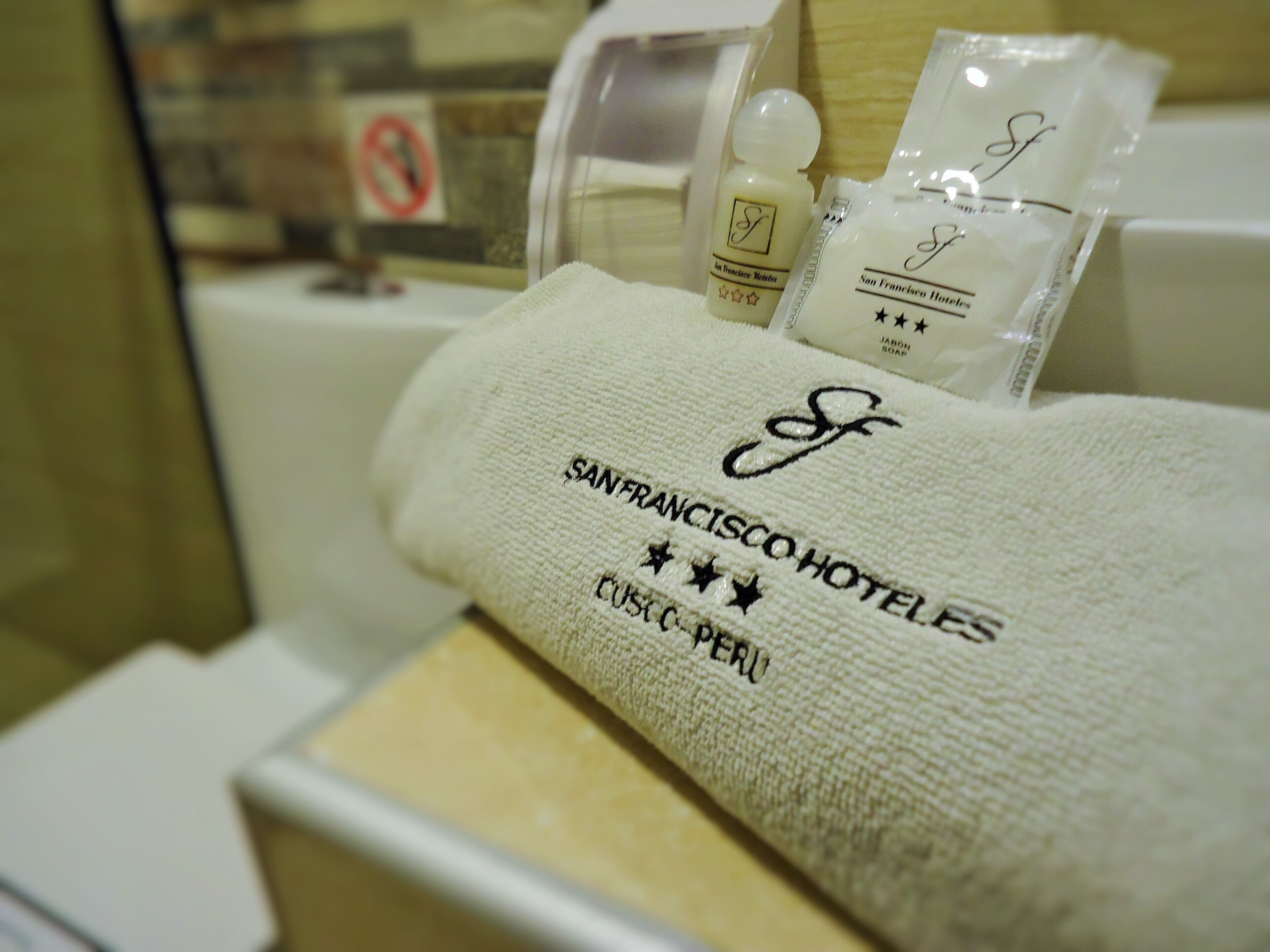 single room, 1 queen bed | 1 bedroom, in-room safe, desk, laptop workspace