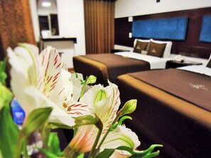 Caja de seguridad en la habitación y escritorio